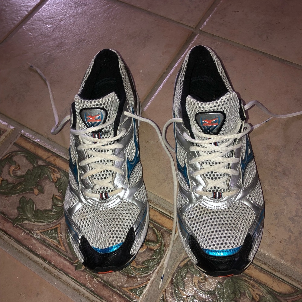 Men athletic shoes size 9.5 us .